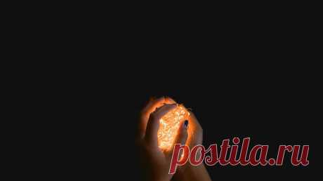 В МИФе вышла книга, которую мы считаем одной из важнейших среди всего, что издавали — «Выбор» Эдит Евы Эгер. В 1944 году юная балерина Эдит попала в концлагерь Аушвиц. Ей удалось выжить и впоследствии стать выдающимся психологом. Всю жизнь Эгер осмысляла опыт, полученный во время войны, чтобы понять, что поддерживает человека на пути тяжелых испытаний и помогает вернуть радость жизни. Книга «Выбор» — история этих поисков. Делимся несколькими мыслями доктора Эгер. Подробнее о книге →…