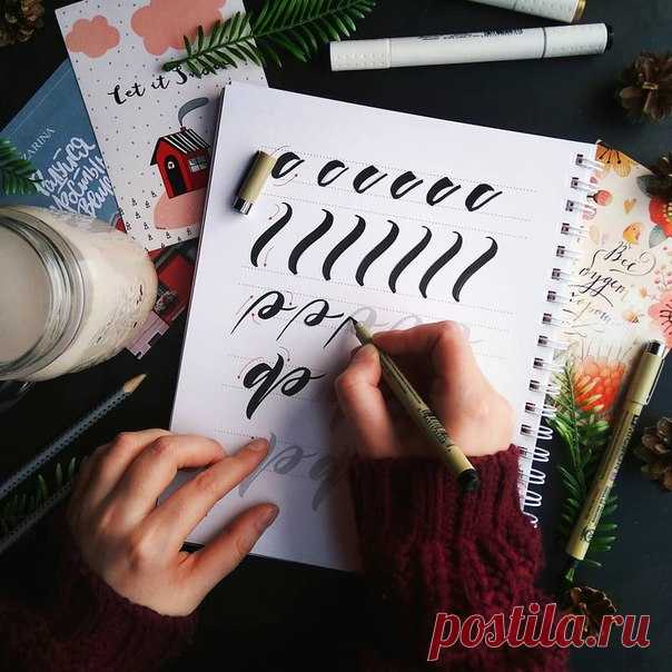 @books_and_sunflowers занимается каллиграфией по прописям Анны Рольской и вспоминает: «В моей первой школе не уделяли большого внимания почерку, главное было писать быстро. Поэтому, когда после переезда я пришла в новую школу, учительница там падала в обморок от моих каракуль, которым позавидовал бы любой врач». Если у вас такой же почерк, это не повод расстраиваться: каллиграфия — не то же самое, что писать в тетрадках, это скорее рисование. Сама автор прописей Анна Рольская на мастер-классах…