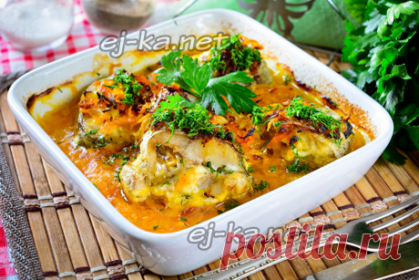 Минтай в духовке с морковью и луком Что может вкуснее и полезнее, чем рыбные блюда. Сегодня в нашем меню будет минтай. Она легко чистится, в основном срезаются только плавники и хвост, ведь минтай продается без головы. В остальном ее можно быстро приготовить, главное заранее разморозить. Это займет от 20 до 30 минут, а потом рыба либо жарится, либо запекается, кому как нравится. Минтай можно просто обжарить на сковороде с добавлением масла, а можно пожарить рыбу в кляре. Т...