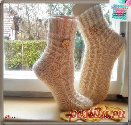 Узор для носков спицами
Носки связаны из пряжи с добавлением мохера (или пуха) 200 г / 100 м спицами № 3,5.

Начинаем с резинки 2 х 2 - 15 круговых ряда.

Дальше узор носка (повторять с 1 по 5 круговой ряды):

1 к.р. - 1 п. снять как лицевую с накидом, 3 лицевых
2 к.р. - все лицевые
3 к.р. - 1 п. снять как лицевую с накидом, 3 лицевых
4 к.р. - все лицевые
5 к.р. - 1 лицевая, 3 изнаночные.

Пятка прямая; мысок ленточный