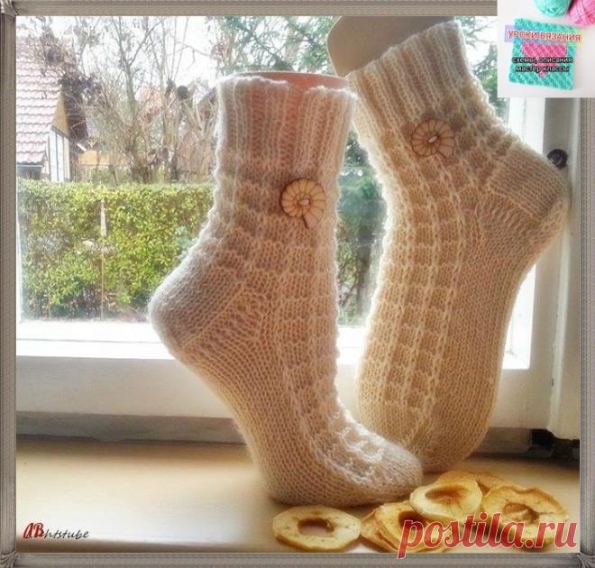 Узор для носков спицами
Носки связаны из пряжи с добавлением мохера (или пуха) 200 г / 100 м спицами № 3,5.

Начинаем с резинки 2 х 2 - 15 круговых ряда.

Дальше узор носка (повторять с 1 по 5 круговой ряды):

1 к.р. - 1 п. снять как лицевую с накидом, 3 лицевых
2 к.р. - все лицевые
3 к.р. - 1 п. снять как лицевую с накидом, 3 лицевых
4 к.р. - все лицевые
5 к.р. - 1 лицевая, 3 изнаночные.

Пятка прямая; мысок ленточный