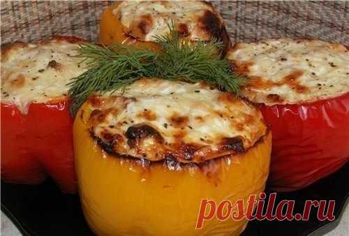 ПЕРЕЦ ФАРШИРОВАННЫЙ КУРИЦЕЙ Знаком ли Вам этот рецепт приготовления курицы? Если нет, то знакомьтесь непременно. Это можно сказать праздничное блюдо.Так можно подать порционно гостям приготовленную курицу. Ароматнейшее и очень вкусное блюдо...