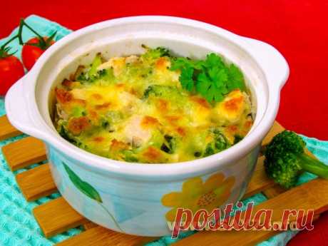 Куриное филе и брокколи, запеченные под сливочным соусом