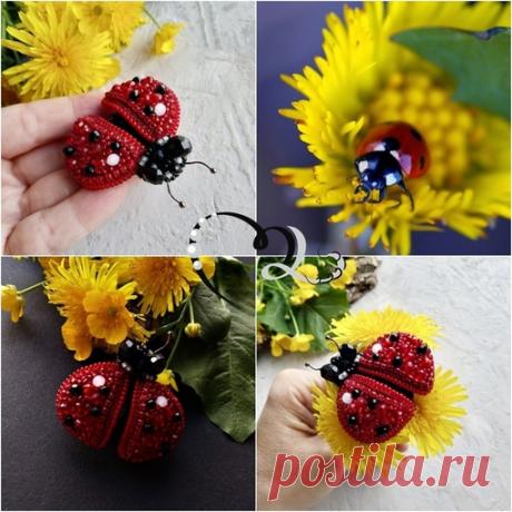 Какое же лето без божьих коровок? Любой из нас держал этого жука на ладони и с любопытством пересчитывал количество точек на его спинке. Помните, как в детстве мы думали, сколько точек – столько лет и божьей коровке, как напевали стишки, упрашивая улететь на небо... Насекомое божья коровка вызывает радостные и восторженные воспоминания из детства.
Брошь "Божья коровка", стразы, рондели (стекло), бисер (Чехия), канитель, стразовые цепочки, пины, изнанка - натуральная кожа
#...