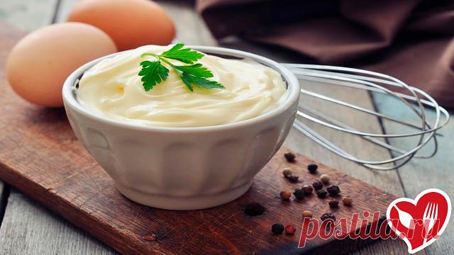 Соус, который заменит любой майонез  

Ингредиенты:

- 3 ст ложки оливкового масла
- 1 ст ложка лимонного сока или яблочного уксуса
- 1 ч ложка горчицы
- 7 ст ложек сметаны
- соль и перец - по вкусу.

Смешиваем до однородной массы масло, лимонный сок, горчицу, соль, перец.
Добавляем сметану и перемешиваем.
Подходит ко всем салатам, где требуется майонез. Можно мазать на бутерброды