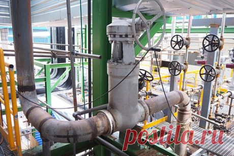 Норвегия скептически отнеслась к введению потолка цен на газ. Норвегия скептически относится к введению потолка цен на газ. Об этом заявил премьер-министр страны Йонас Гар Стере. По его словам, ограничения никак не решат проблему слишком мало газа. Политик обратил внимание, что сейчас Осло поставляет европейским странам на восемь процентов больше газа, чем до февраля этого года.