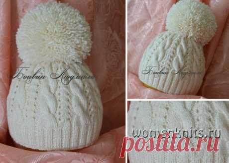 Шапочка спицами с помпоном от Людмилы Боцвин
Описание: https://womanknits.ru/vyazanie-dlya-zhenshchin/shapki-berety/shapochka-spicami-s-pomponom-ot-lyudmily-botsvin