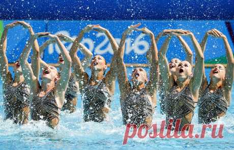 © EPA/PATRICK B. KRAEMER. РИО-ДЕ-ЖАНЕЙРО, 19 августа. /ТАСС/.Сборная России по синхрон. плаванию завоевала золотые медали Олимп. игр  в группе. По сумме двух программ Влада Чигирева, Наталья Ищенко, Светлана Колесниченко, Александра Пацкевич, Елена Прокофьева, Светлана Ромашина, Алла Шишкина, Мария Шурочкина и Гелена Топилина показали результат 196,1439 бал. Подробнее на ТАСС: https://tass.ru/sport/3552139  |  ТАСС: Спорт - Российские синхронистки завоевали золото Олимпийских игр в группе
