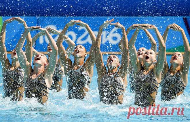 © EPA/PATRICK B. KRAEMER. РИО-ДЕ-ЖАНЕЙРО, 19 августа. /ТАСС/.Сборная России по синхрон. плаванию завоевала золотые медали Олимп. игр  в группе. По сумме двух программ Влада Чигирева, Наталья Ищенко, Светлана Колесниченко, Александра Пацкевич, Елена Прокофьева, Светлана Ромашина, Алла Шишкина, Мария Шурочкина и Гелена Топилина показали результат 196,1439 бал. Подробнее на ТАСС: http://tass.ru/sport/3552139  |  ТАСС: Спорт - Российские синхронистки завоевали золото Олимпийских игр в группе