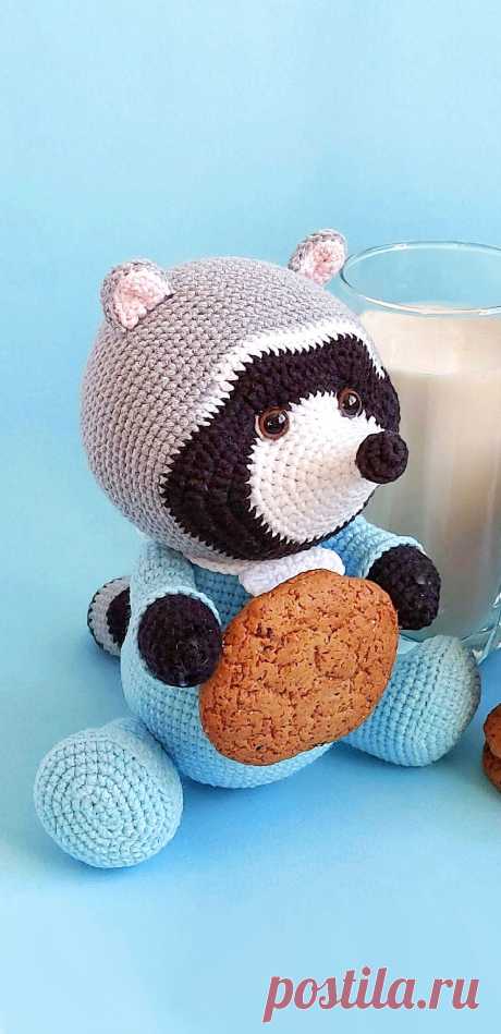 PDF Малыш Енот крючком. FREE crochet pattern; Аmigurumi animal patterns. Амигуруми схемы и описания на русском. Вязаные игрушки и поделки своими руками #amimore - енот, енотик.