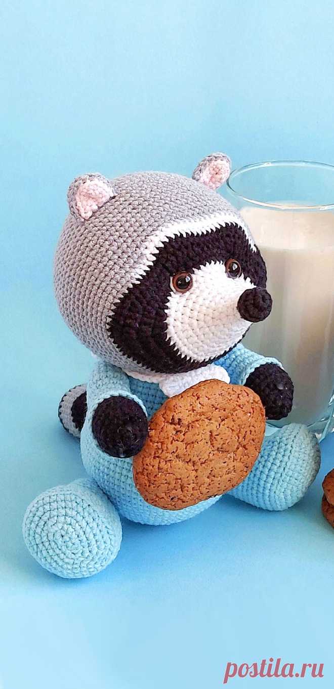 PDF Малыш Енот крючком. FREE crochet pattern; Аmigurumi animal patterns. Амигуруми схемы и описания на русском. Вязаные игрушки и поделки своими руками #amimore - енот, енотик.