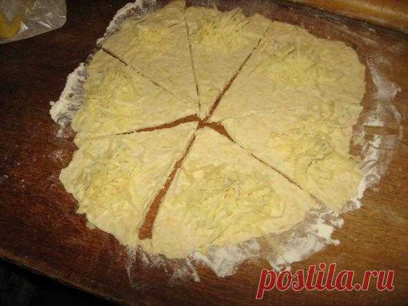 Сырные рогалики — просто восторг. Тесто делается очень быстро из тех продуктов которые всегда есть под рукой