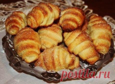 Творожные рогалики

Из данного количества ингредиентов получается около 40 шт.
Ингредиенты:
-Творог — 400 г.
-Масло (маргарин) — 250 г.
-Мука — ~ 400 г.
-Сахар - 150 г.
-Ванильный сахар (по желанию) — 1 ч.л.
-Разрыхлитель — 2 ч.л.

Творог и масло комнатной температуры растереть. Добавить муку и разрыхлитель. Количество муки зависит от творога. Замесить тесто. Тесто должно получиться рыхлым но эластичным.Поставить тесто в холодильник на 1 час. Затем тесто разделить на 2 час...