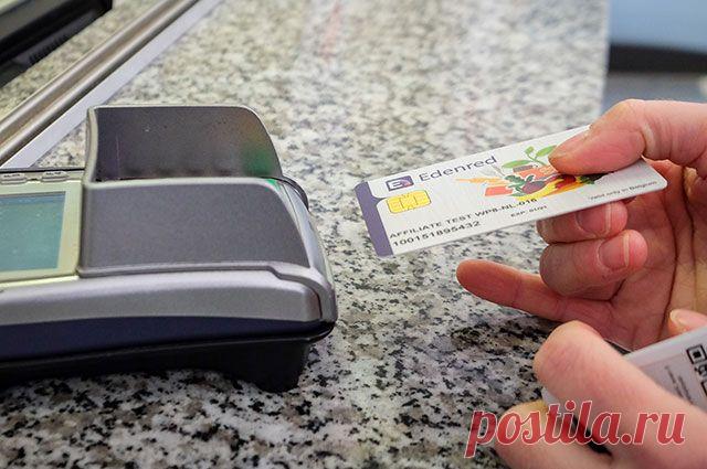 Кража не отходя от кассы. Как воруют деньги с карт в магазинах На что нужно обращать внимание, чтобы не стать жертвой мошенников, расплачиваясь картой?