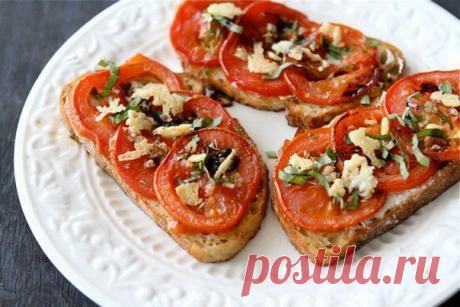 Лучшие рецепты Повара
Открытый бутерброд с запеченными помидорами, сыром и бальзамическим уксусом

Ингредиенты:
3 помидора
2 столовых ложки оливкового масла
2 чайных ложки выдавленного чеснока
1 чайная ложка соли
1/2 чайной ложки молотого перца
2 щепотки сахара
6 кусков хрустящего хлеба
3 столовых ложки сливочного масла, растопить
50 г тертого сыра (Пармезан)
60 г козьего сыра
2 столовых ложки рубленной зелени (базилик, петрушка, розмарин)
3 столовых ложки бальзамического уксуса