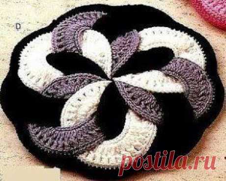Оригинальный коврик связан крючком из пряжи трех цветов. Схема вязания коврика крючком