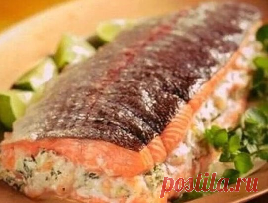 Горбуша, фаршированная шампиньонами и сыром, получается очень вкусной и сочной. Готовится блюдо несложно. Близкие точно останутся довольны этим блюдом! Рыбку можно подать и в тёплом виде, но нам она больше нравится охлажденной.
Берём
1 горбушу,
200 г сыра,
2 луковицы,
4 шампиньона,
4 ст.л. майонеза,
3 зубчика чеснока,
сок половины лимона,
перец,
соль.