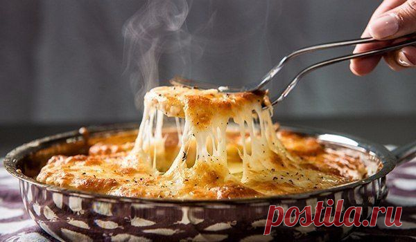 Очень нежный и вкусный картофель "Романофф"-Картофель — 1 кг
Мелко нарезанный лук — 1 шт.
Тертый сыр — 300 г
Сметана — 1,5 стакана
Соль —по вкусу
Черный перец — по вкусу



1.  смешать картофель, лук, сыр (1/4 часть отложить), соль и молотый черный перец. Добавить сметану 
2. Форму (одну большую или 4-6 маленьких) смазать маслом. Разложить картофельную смесь, не выравнивая поверхность.
3. Посыпать оставшимся сыром и запекать при 180 в течение 25-30 мин., до золотистого цвета