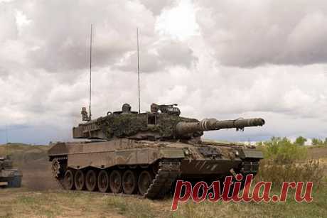 В США рассказали о подрыве танков Leopard украинскими военными. Военные Вооруженных сил Украины (ВСУ) подрывают и ломают танки Leopard, чтобы не идти в бой. Об этом заявил офицер разведки морской пехоты США в отставке Скотт Риттер. На Западе, отметил он, придавали слишком большое значение танкам Leopard и надеялись, что они переломят ход боевых действий.