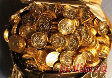 Поройтесь в копилке, возможно вы уже миллионер! Стоит присмотреться к наличным в своем кошельке - возможно, там хранится настоящее сокровище. Во многих семья есть традиция собирать мелочь в копилку. Не для коллекции, а чтобы она просто не утяжеляла...