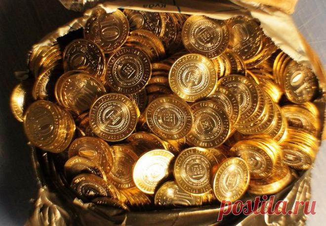 Поройтесь в копилке, возможно вы уже миллионер! Стоит присмотреться к наличным в своем кошельке - возможно, там хранится настоящее сокровище. Во многих семья есть традиция собирать мелочь в копилку. Не для коллекции, а чтобы она просто не утяжеляла...