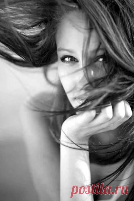 Боюсь ужасно не успеть
Сказать...услышать...посмотреть...
Боюсь ужасно недодать...
Недохотеть, недопонять...
Боюсь ужасно не дойти...
Боюсь свернуть на полпути..
Боюсь ужасно недожить...
Недотянуть...недолюбить....
Боюсь обжечься без огня...
Боюсь людей вокруг меня,
Способных пламенем объять
И бросить...пеплом догорать....
Боюсь цунами океана...
Боюсь, чтоб не болела мама...
Боюсь тайфуна и торнадо...
Боюсь... где надо и не надо....
Боюсь, чтоб не страдали дети...
Но все ж...