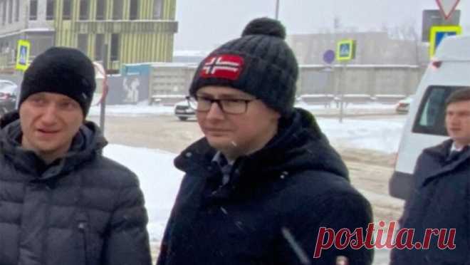 Участники СВО заставили пермского чиновника снять шапку с флагом Норвегии. Глава аппарата администрации Перми Александр Молоковских снял шапку с флагом Норвегии после того, как его за ношение головного убора с символом недружественного государства раскритиковали участники российской специальной военной операции ...