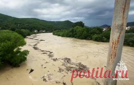 В Туапсинском районе ввели режим ЧС на фоне непогоды. Из-за повышения уровня воды в реке и сильных дождей произошло подтопление ряда придомовых территорий и домов, сообщил губернатор региона Вениамин Кондратьев
