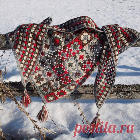Автор Светик-дурушка

Деревенская шаль....
Дурушка подружила красную и шоколадную дундагу с магазинной шёрсткой и, вобщем-то, довольна результатом . Предполагалась шалька из бабушкиных квадратов, но показалось так тоскливо прятать хвостики, что был предпринят "дизайн из головы"... а как я балдею от кисточек с китайскими финтифлюшками!  
Верхний широкий обвяз можно подгибать и тогда шалька становится ещё уютнее! 
Показать полностью…