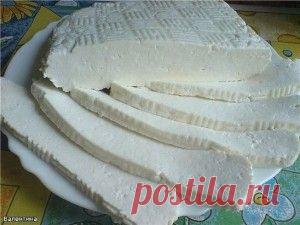 Как делать сыр дома
Сыр сейчас редко бывает хорошего качества, да и дороговато стоит. Поэтому, я расскажу, как делать сыр дома. Наш сыр будет необычным - с яйцами и итальянскими травами. Он будет хорош и на завтрак к чаю, и ребенку в школу на перекус.