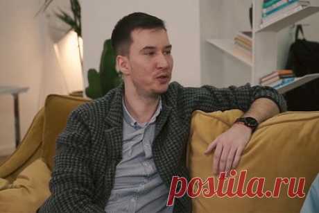 Раскрыт заработок самого дорогого хитмейкера России. Организатор концертов Сергей Лавров назвал автора песен Диму Лорена самым дорогостоящим хитмейкером России. Лорен работает с певицей Анной Asti. Российская певица Анна Калашникова подтвердила слова Лаврова, заявив, что стоимость треков Лорена на сегодняшний день составляет от 3 миллионов рублей.