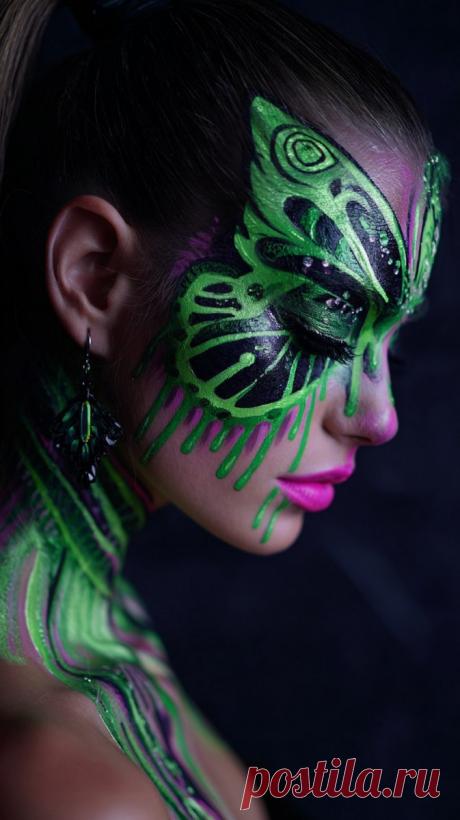 Яркий образ: макияж с крыльями бабочки и скелетом в волшебной атмосфере. Нейронная сеть Миджорни - Midjourney примеры промтов - Форум ИИ о нейросетях - Yes Ai