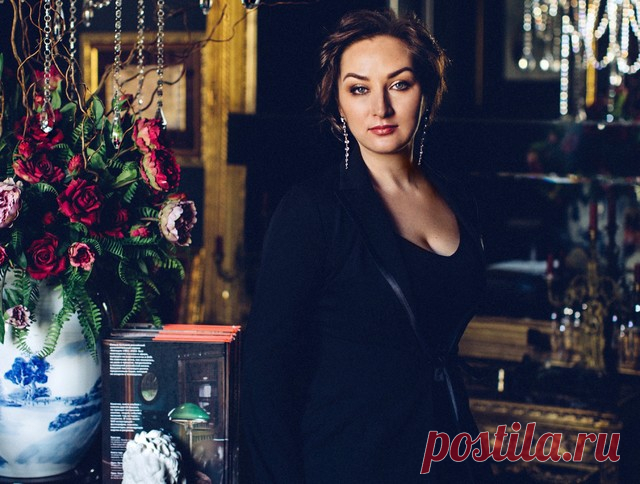 В своём доме дизайнер добавила золота и даже «цыганщины»: на люстру в гостевой ушло почти 80 м хрустальных бус