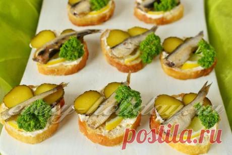 Бутерброды со шпротами и соленым огурцом: рецепт с фото