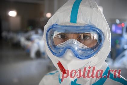Проценко рассказал о возможной отмене противочумных костюмов в «красной зоне». Минздрав поддержал предложение по расширению списка средств индивидуальной защиты, использование которых разрешено в «красных зонах». Об этом сообщил главный врач больницы в Коммунарке Денис Проценко. Теперь в качестве защитной одежды можно использовать защитный комбинезон или противочумный халат.