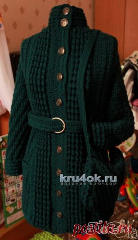 Пальто и сумочка крючком. Работы Елены Петровой Пальто-шинель а-ля Шанель + сумочка, авторская работа. Пряжа HARMONY 45% шерсть, 55% акрил, 110 м, 100 гр. (6320 темно-зеленый). Связано единым полотном без