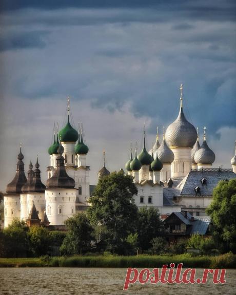 Вид на Ростовский кремль со стороны озера Неро.
📷 alexsandrkonovodov