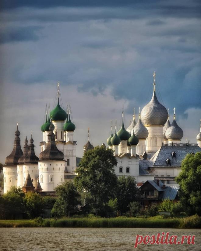 Вид на Ростовский кремль со стороны озера Неро.
📷 alexsandrkonovodov