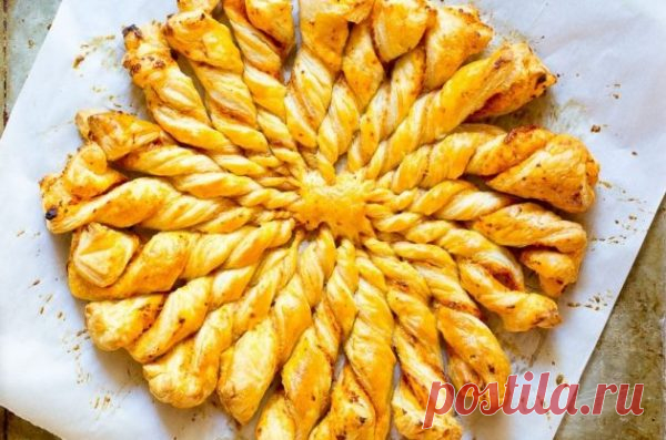 Пирог из слоёного теста с сосисками и сыром: пошаговый рецепт с фото и видео