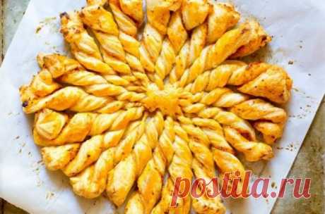 Пирог из слоёного теста с сосисками и сыром: пошаговый рецепт с фото и видео