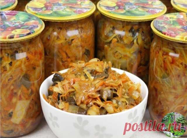 Грибная солянка! 

кг капусты 
1 кг моркови 
0.5 кг лука 
2 литра вареных или жареных грибов(можно и сырые класть грибы,но тогда очень тщательно нужно их вымыть) 
250 грамм томатной пасты 
0,7 литра воды 
0,5 литра растительного масла 
2-3-4 столовых ложки соли(кому какая степень солености нравится)-можно отрегулировать в процессе приготовления 
1 ст.ложка сахара 
перец черный молотый(по вкусу) 

В кастрюлю выкладываем воду,томатную пасту,соль.сахар, растит.масло и ставим ...