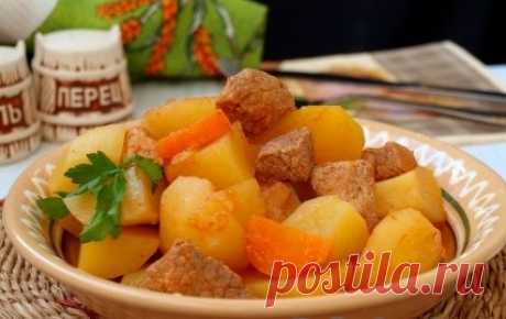 Тушеная картошка с мясом в кастрюле - Вкусные идеи Тушеная картошка с мясом в кастрюле — быстрое, простое и очень сытное блюдо. У опытных хозяек оно уже отработано до автоматизма. Однако везде есть свои