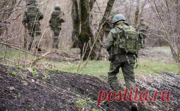 Командир отряда рассказал об уловке, позволившей взять Петровское в ДНР. При заходе в населенный пункт Петровское в ДНР российские войска использовали уловку, которая позволила взять его под контроль, рассказал ТАСС командир штурмового отряда 80-го танкового полка группировки войск «Центр» Ильхом Петер.