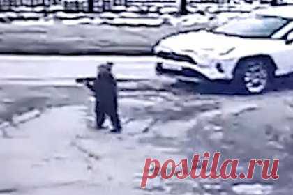 Мать сбитого российским депутатом ребенка описала состояние сына. Шестилетний мальчик, которого в городе Татарске Новосибирской области сбил на машине районный депутат Сергей Мамонтов, все время находится в лежачем положении, рассказала его мать Светлана. Камеры видеонаблюдения зафиксировали, как внедорожник на большой скорости поворачивает во двор и переезжает ребенка, 30 октября.