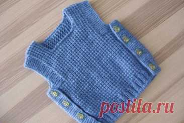 Жилет на мальчика 9 месяцев Жилеточка на мальчика 9 месяцев,рост 74.Пряжа-шерсть+акрил.Перед.)))Набрала 66 петель.Провязала 3 ряда двойной резинкой:1лицевую снимаем(нить за работой),1 изнаночная.И так каждый ряд.Чтобы низ не растягивался.Далее провязала 3 см резинкой 2/2.Затем по всему ряду добавила 6...