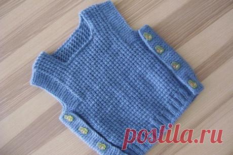 Жилет на мальчика 9 месяцев Жилеточка на мальчика 9 месяцев,рост 74.Пряжа-шерсть+акрил.Перед.)))Набрала 66 петель.Провязала 3 ряда двойной резинкой:1лицевую снимаем(нить за работой),1 изнаночная.И так каждый ряд.Чтобы низ не растягивался.Далее провязала 3 см резинкой 2/2.Затем по всему ряду добавила 6...