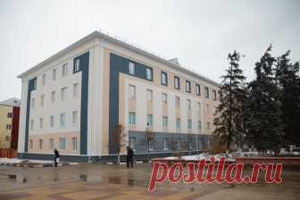 В Новом Осколе Белгородской области открыто после реконструкции общежитие агротехнического колледжа После ремонта здание полностью преобразилось. В комнатах на 3 человека, новая мебель, небольшой холодильник. На каждом из четырех этажей оборудованы по 2
