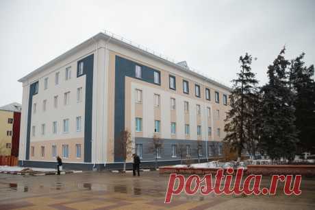 В Новом Осколе Белгородской области открыто после реконструкции общежитие агротехнического колледжа После ремонта здание полностью преобразилось. В комнатах на 3 человека, новая мебель, небольшой холодильник. На каждом из четырех этажей оборудованы по 2