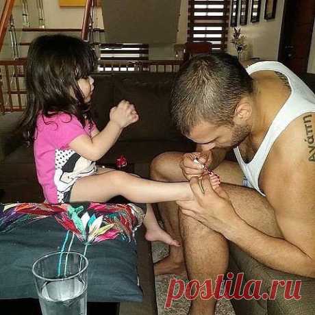 Филипп 4 года. Не помню уже почему, но он обиделся на нас с мужем. Я ему говорю: &quot;Сыночек, не обижайся, мы же твои родители, мы тебе плохого не сделаем&quot;. Ответ сына: &quot;Да не родители вы мне вовсе!&quot; Я его спрашиваю: &quot;А кто же тогда мы тебе?&quot; Ответ сына: &quot;Вы мои СПОНСОРЫ!&quot;