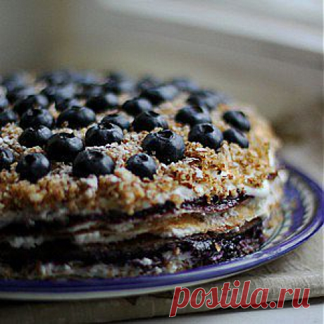Блинный торт с творогом и черникой